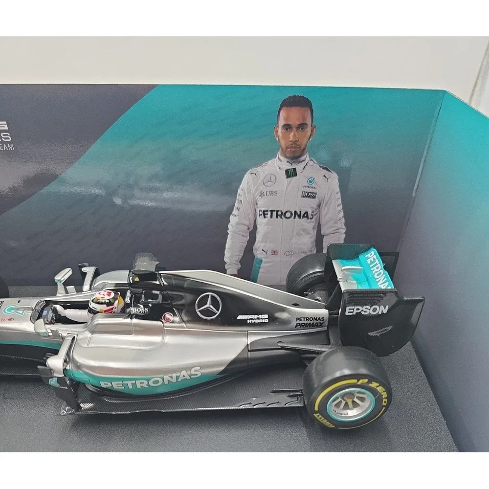 Bburago Mercedes AMG F1 W07 Hybrid 2016 Lewis Hamilton Die Cast Car